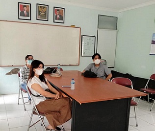 Rekoleksi calon baptism sedang mendengarkan penjelasan Rm Matius--